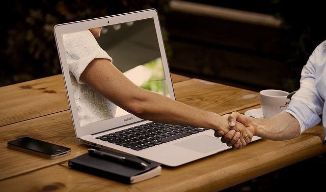adult-business-computer-2422293 Omställning - ny karriär